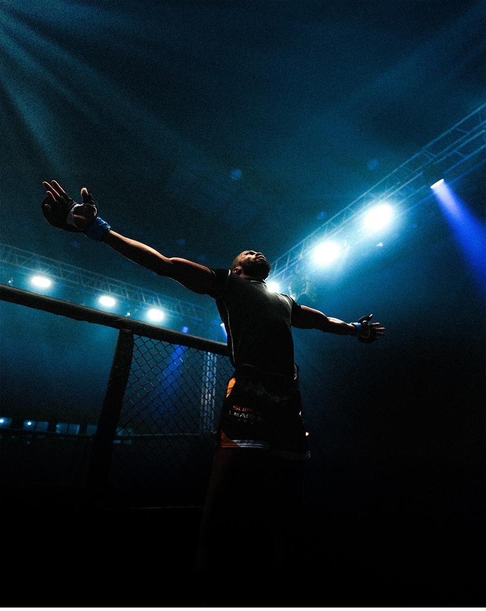 Photographie de sport de combat : combattant de MMA dans la cage sous les projecteurs