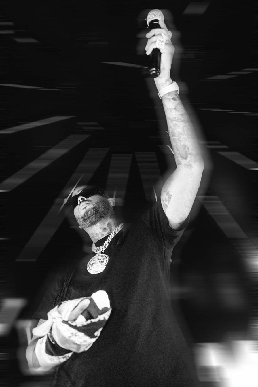 Portrait d'artiste sur scène en concert, noir et blanc contrasté